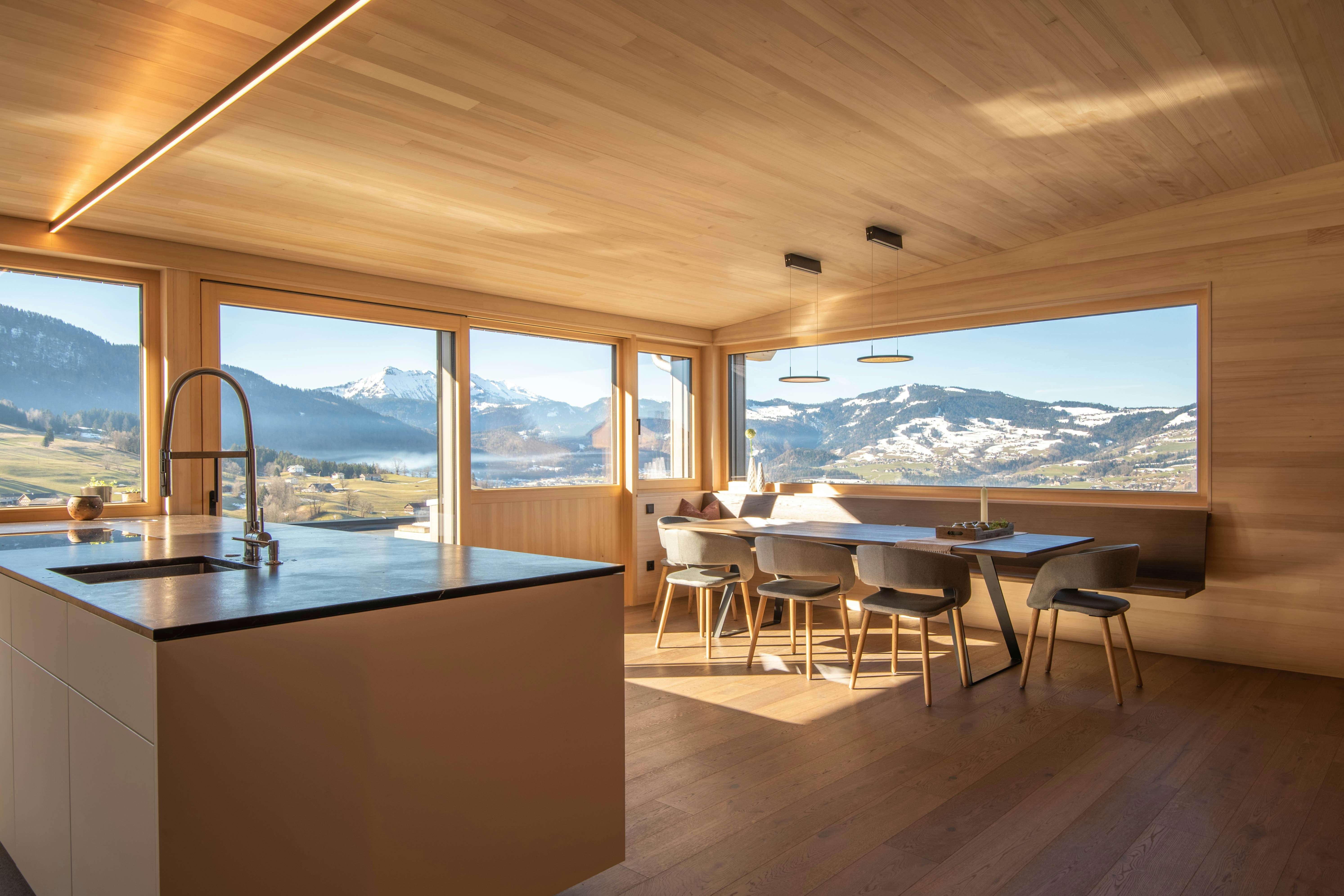 Intérieur alpin moderne avec vue sur les Alpes