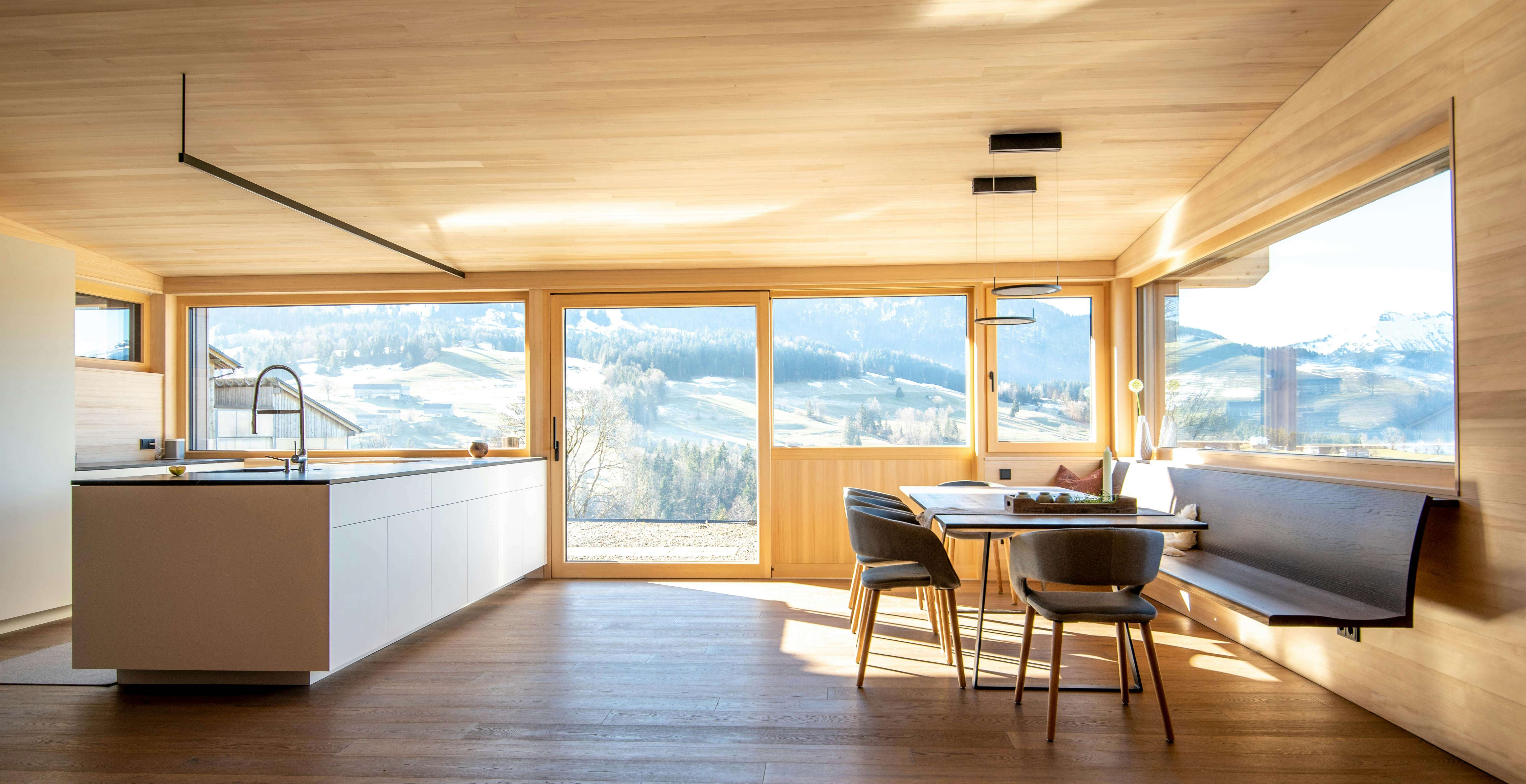 Intérieur alpin moderne avec vue panoramique